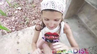 Худенькая туристка занимается сексом на фоне райской природы