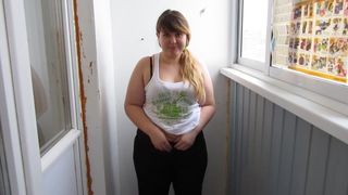 Толстая русская девка с волосатой писькой писает на балконе перед подругой