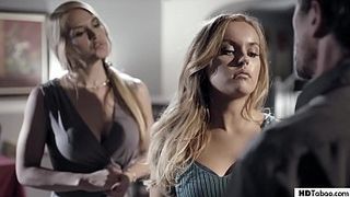 Строгая мать приказала дочери сосать хуй папы и трахаться под ее присмотром