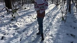 Тёлка трахается во все дыры в парке на морозе