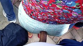 Парень тыкает член в задницу девушке, находясь в очереди