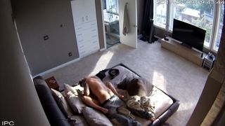 Длинноногая жена перед скрытой камерой сосёт у любовника и ебётся с ним в письку