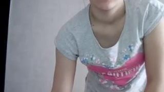 Молоденькая девка снимает трусики перед вебкой и показывает круглую попку