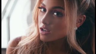 Няшная Ариана Гранде светит на сцене трусиками и соблазняет сексуальным телом