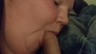 Жирная хуесоска берёт у друга в рот и позволяет ему снимать на телефон