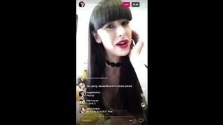 Трансляция красивой бабы в порно чате с пошлыми разговорами со зрителями