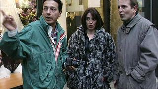 Мужик дал замужней бабе за щеку и с её супругом устроил ей двойное проникновение